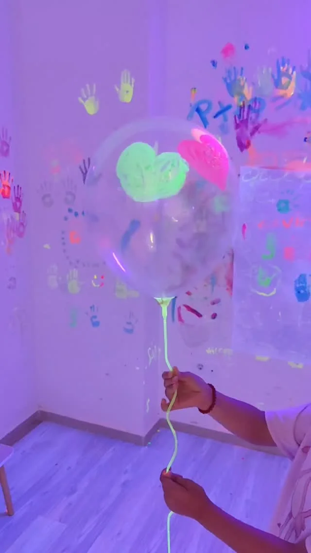 Espejo infinito con luces led en la pared de la sala, con un banco y un puf