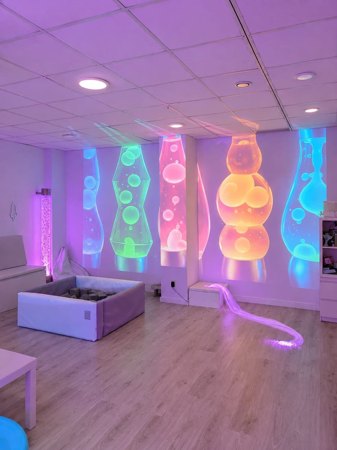 Sala sensorial preparada, con lámparas de lava proyectadas en la pared, piscina de gomaespuma y fibras ópticas